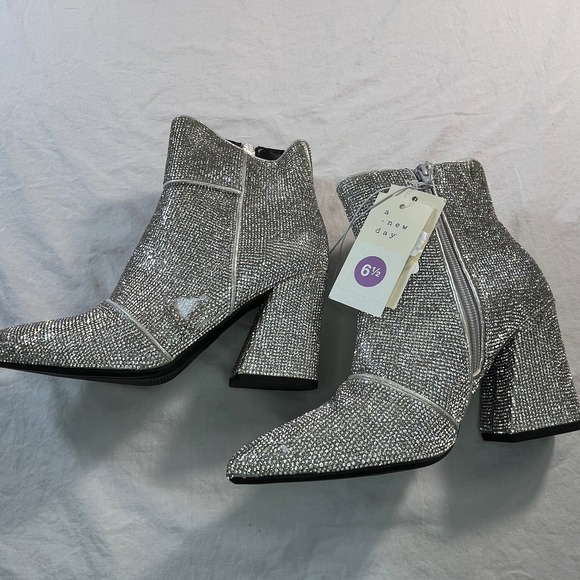 A New Day Womens Size 6.5 Ankle Boots Sparkly Cushioned Ponty Booties Silver - Picture 1 of 10